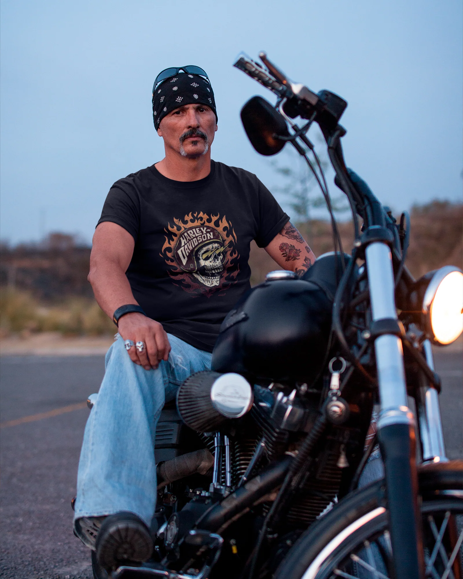Camiseta Preta Caveira em Chamas Capacete Moto Estilo Biker - Image 2