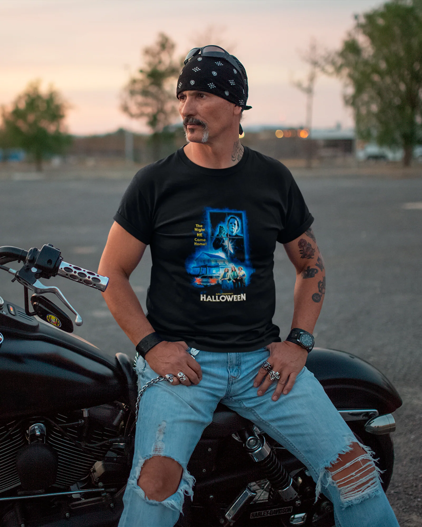 Camiseta Preta Halloween The Night He Comes Home Unissex - Image 2