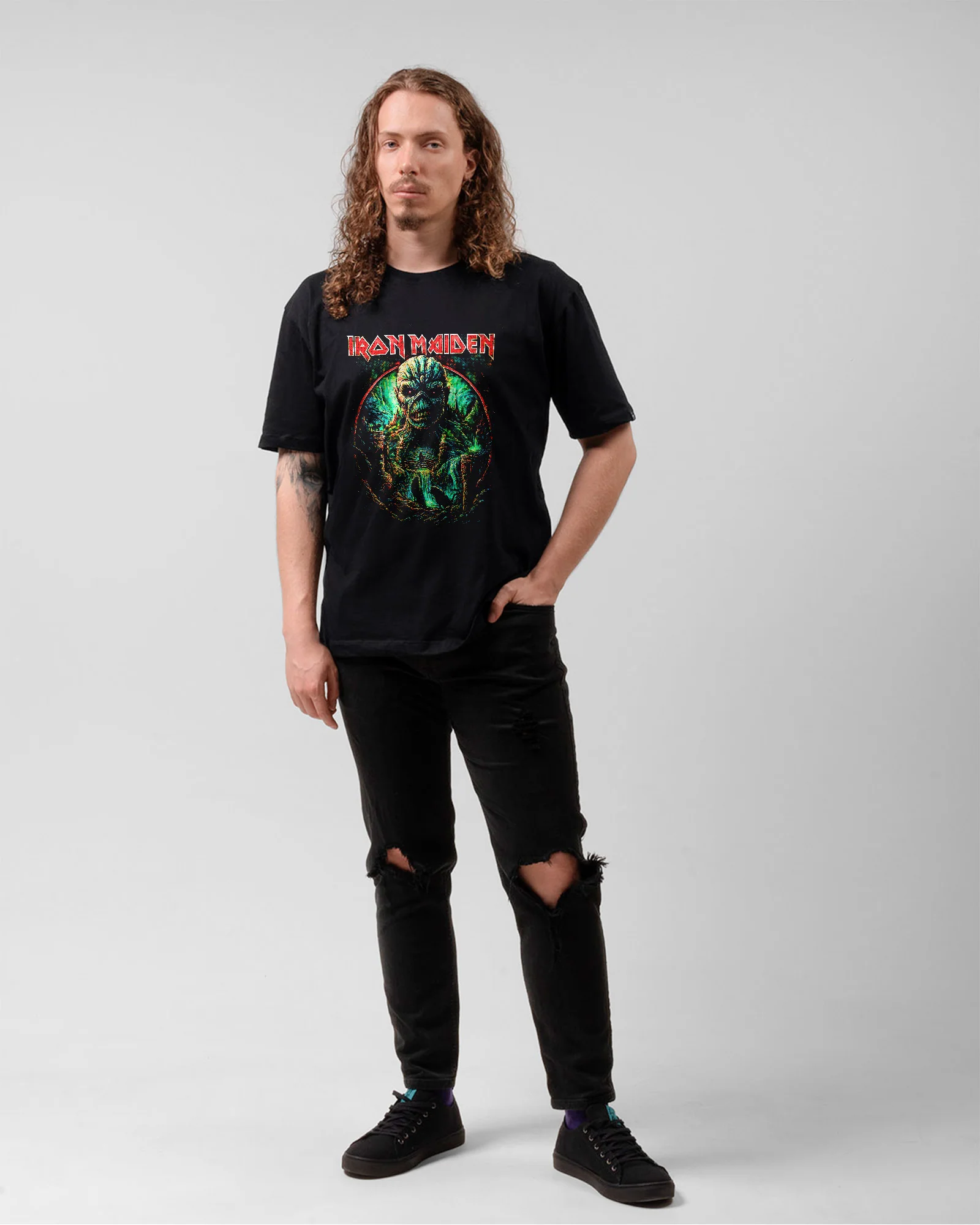 Camiseta Preta Iron Maiden Eddie Village - Image 5