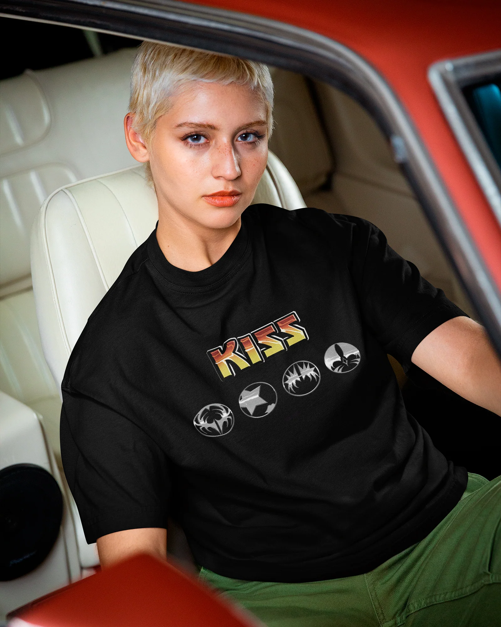 Camiseta Preta KISS Degradê Colorido Símbolos Unissex - Image 2