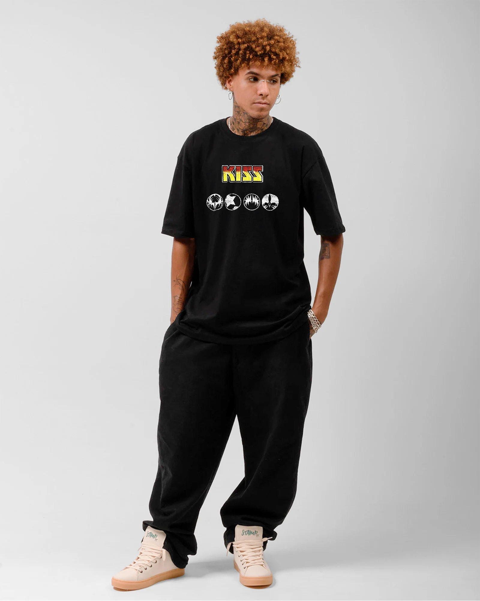 Camiseta Preta KISS Degradê Colorido Símbolos Unissex - Image 3