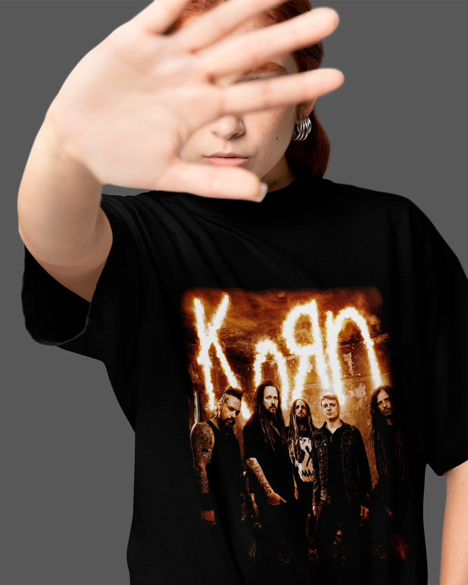 Camiseta Preta Korn Integrantes em Fumaça Rock - Image 2