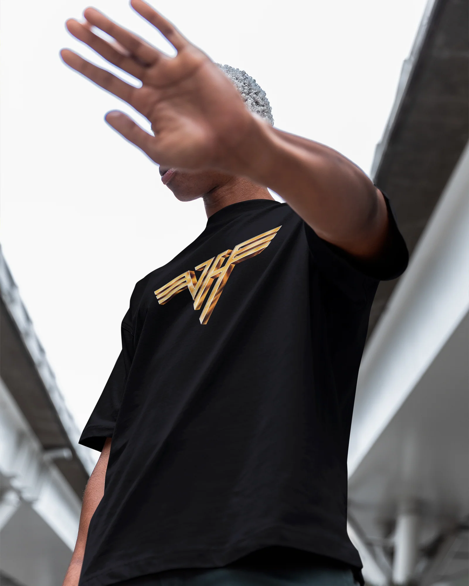 Camiseta Preta Van Halen Logo Dourado Unissex - Image 2